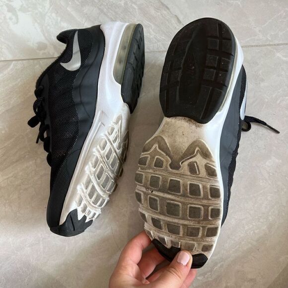 Women's Nike Air Max Invigor Black White Size 7.5 - Picture 2 of 5